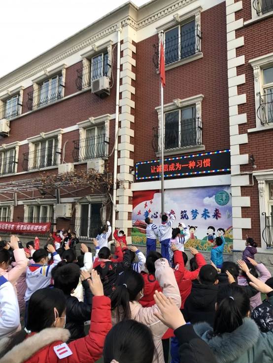 一群人在建筑物前
描述已自动生成